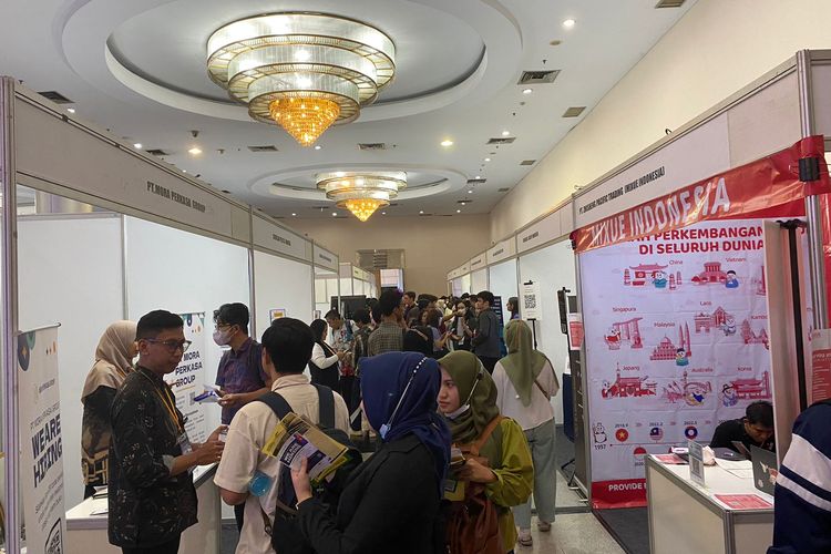 Pencari kerja yang memadati booth di acara Mega Career Expo, SMESCO Exhibition Hall, Jakarta Selatan, Kamis (22/2/2024).