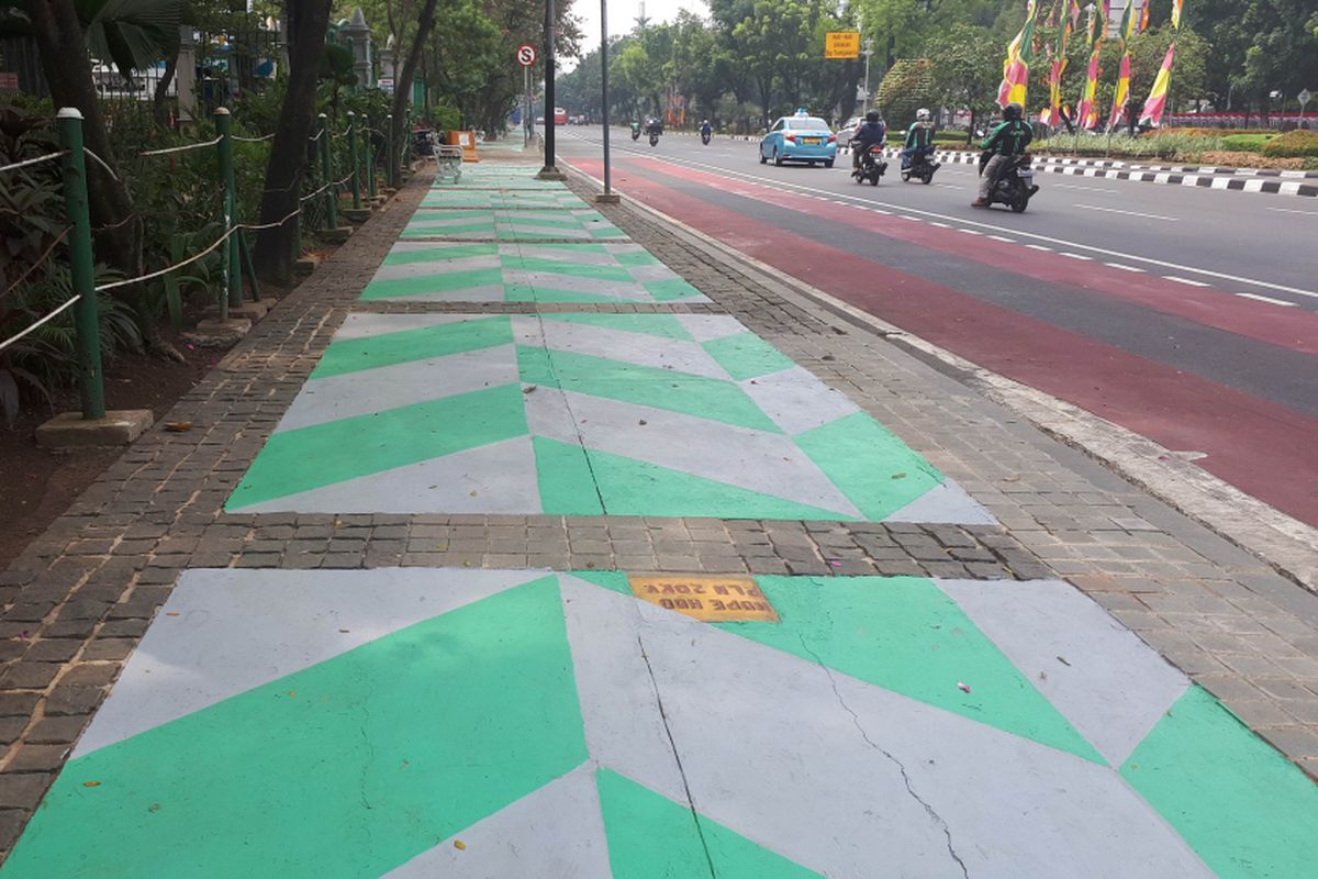 Trotoar di kompleks Monumen Nasional (Monas), Jakarta Pusat kini dipercantik dengan cat warna warni, Rabu (1/8/2018)