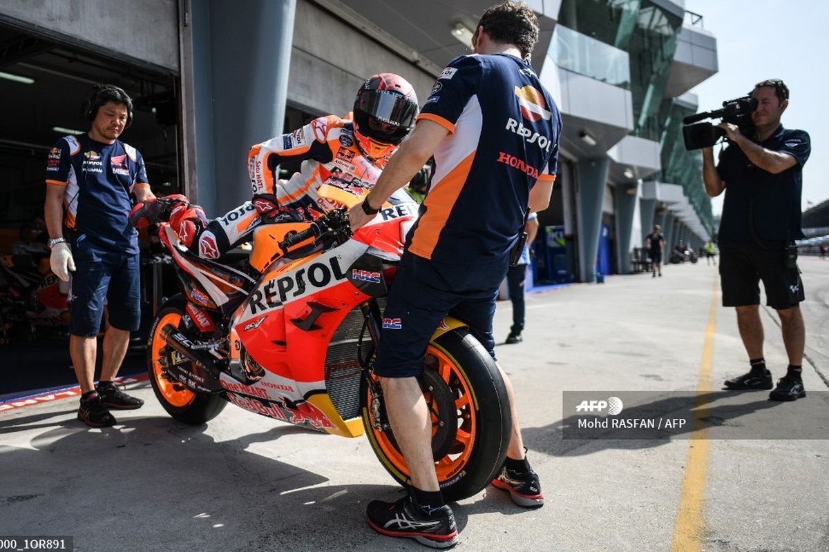 Pebalap MotoGP dari tim Repsol Honda, Marc Marquez, bersiap untuk keluar dari pit pada hari pertama sesi tes pramusim MotoGP di Sirkuit Sepang, 7 Februari 2020.