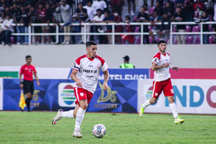Gelandang asing Persis Solo, Alexis Messidoro (kiri). Persis Solo akan menghadapi Dewa United pada pekan pertama Liga 1 2022-2023 di Stadion Moch Soebroto, Magelang, pada Senin (25/7/2022).