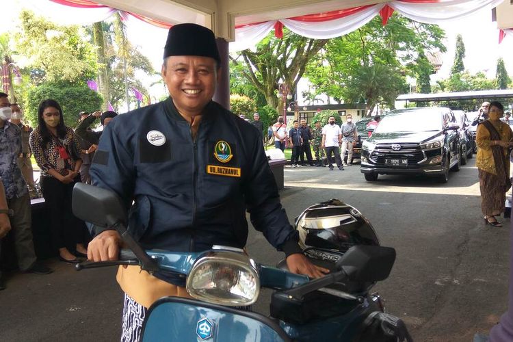 Wakil Gubernur Jawa Barat, Uu Ruzhanul Ulum menghadiri rapat paripurna peringatan hari jadi Kabupaten Ciamis dengan mengendarai sepeda motor jenis scooter, Minggu (12/6/2022).