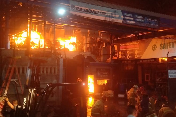 Jejak Lelah Petugas Damkar Usai Api Padam di Pabrik Serpong Utara