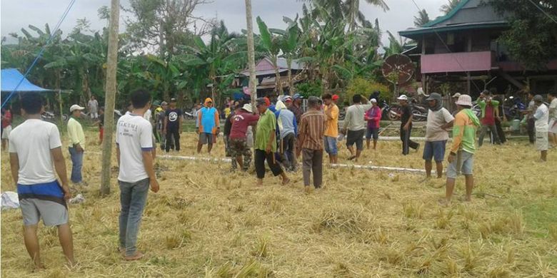 Acara Mattojang digelar Komunitas Suku Bugis di Madimeng, Kelurahan Maminasae, Kecamatan Palateang Pinrang, Sulawesi Selatan, Senin (25/9/2017). Tradisi Mattojang, tidak hanya menjadi ritual penghormatan kepada asal usul Suku Bugis namun juga bermakna sebagai hiburan dan ajang uji nyali keberanian ala petani Bugis