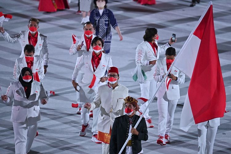 Kontingan indonesia dalam parade pembukaan Olimpiade Tokyo 2020 di Olympic Stadium, Jepang, pada Jumat (23/7/2021) malam WIB.