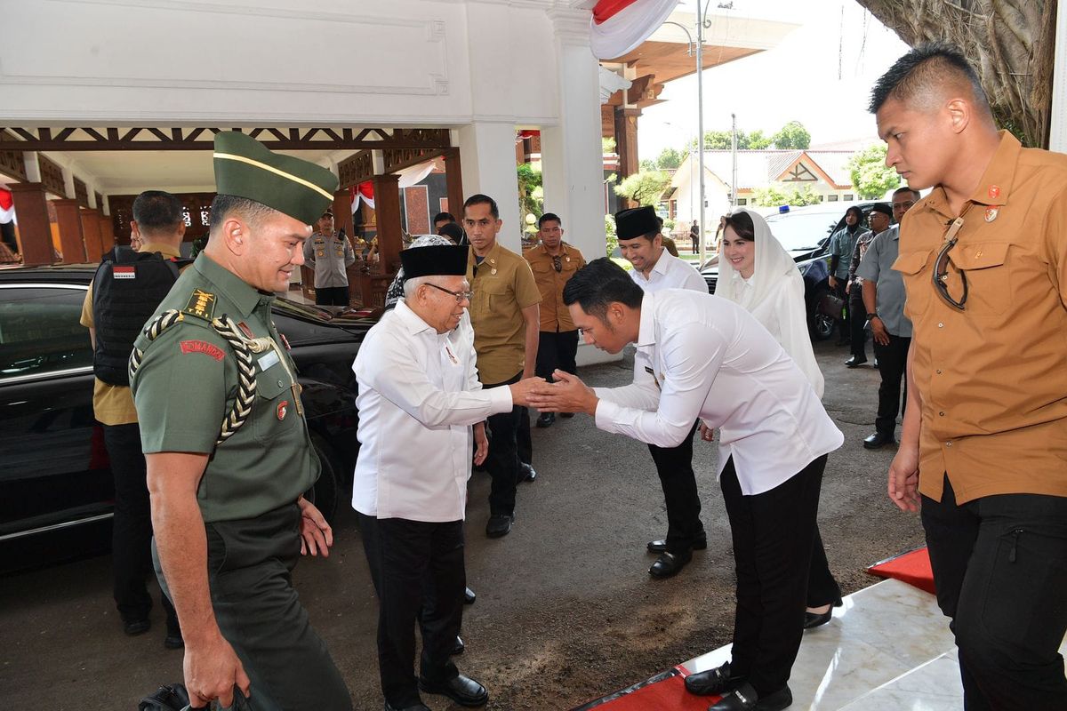 Kedatangan Wakil Presiden RI, KH Ma'ruf Amin disambut Bupati Tuban, Aditya Halindra Faridzky saat tiba di Pendopo Kridha Manunggal Pemerintah Kabupaten Tuban, Kamis (10/8/2023)