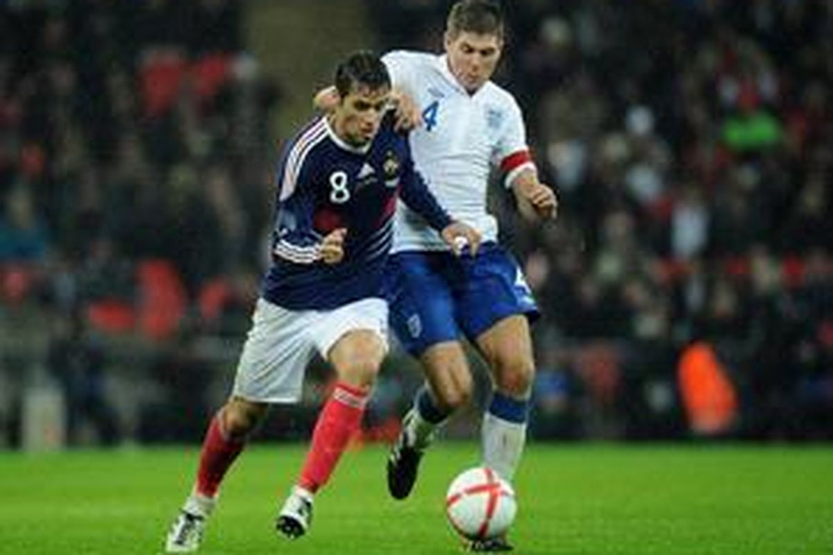 Gelandang Inggris Steven Gerrard (kanan) berebut bola dengan pemain Perancis Yoan Gourcuff dalam duel persahabatan di Stadion Wembley, London, Rabu (17/11/2010).