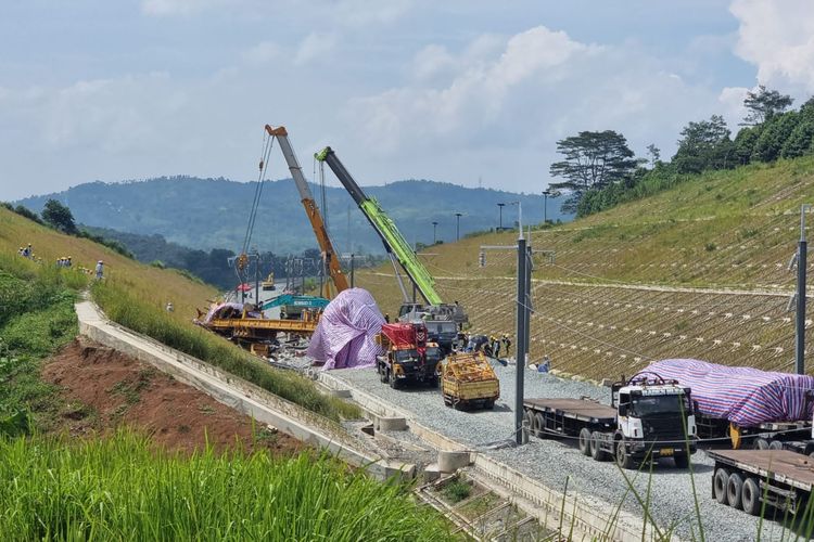 Bangkai lokomotif kereta yang mengalami kecelakaan di area proyek Kereta Cepat Jakarta-Bandung di Bandung Barat,Senin (19/12/2022).