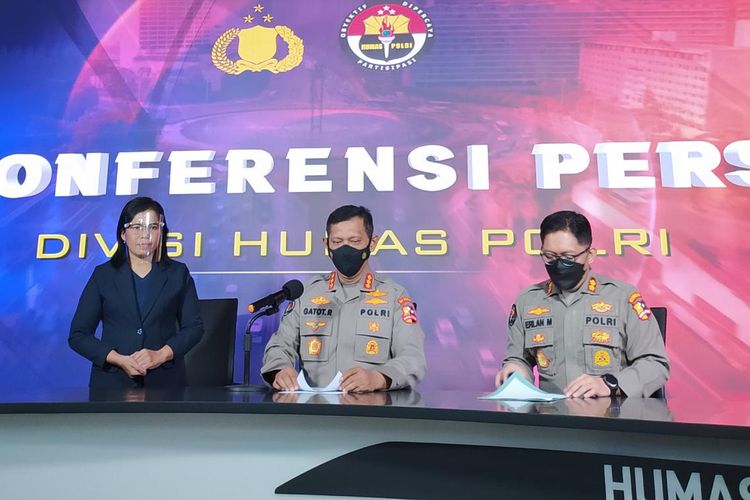 Kepala Bagian Penerangan Umum (Kabag Penum) Divisi Humas Polri Kombes Gatot Repli Handoko dalam konferensi pers di Mabes Polri, Jakarta, Jumat (1/4/2022).