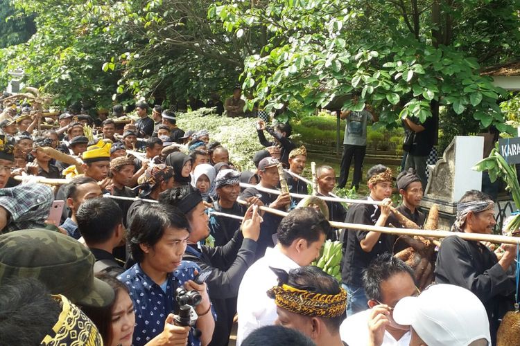 Bupati Pirwakarta saat disambangi warga dan tokoh masyarakat se-Jawa Barat saat acara Bale Nagri di Purwakarta, Rabu (26/4/2017).