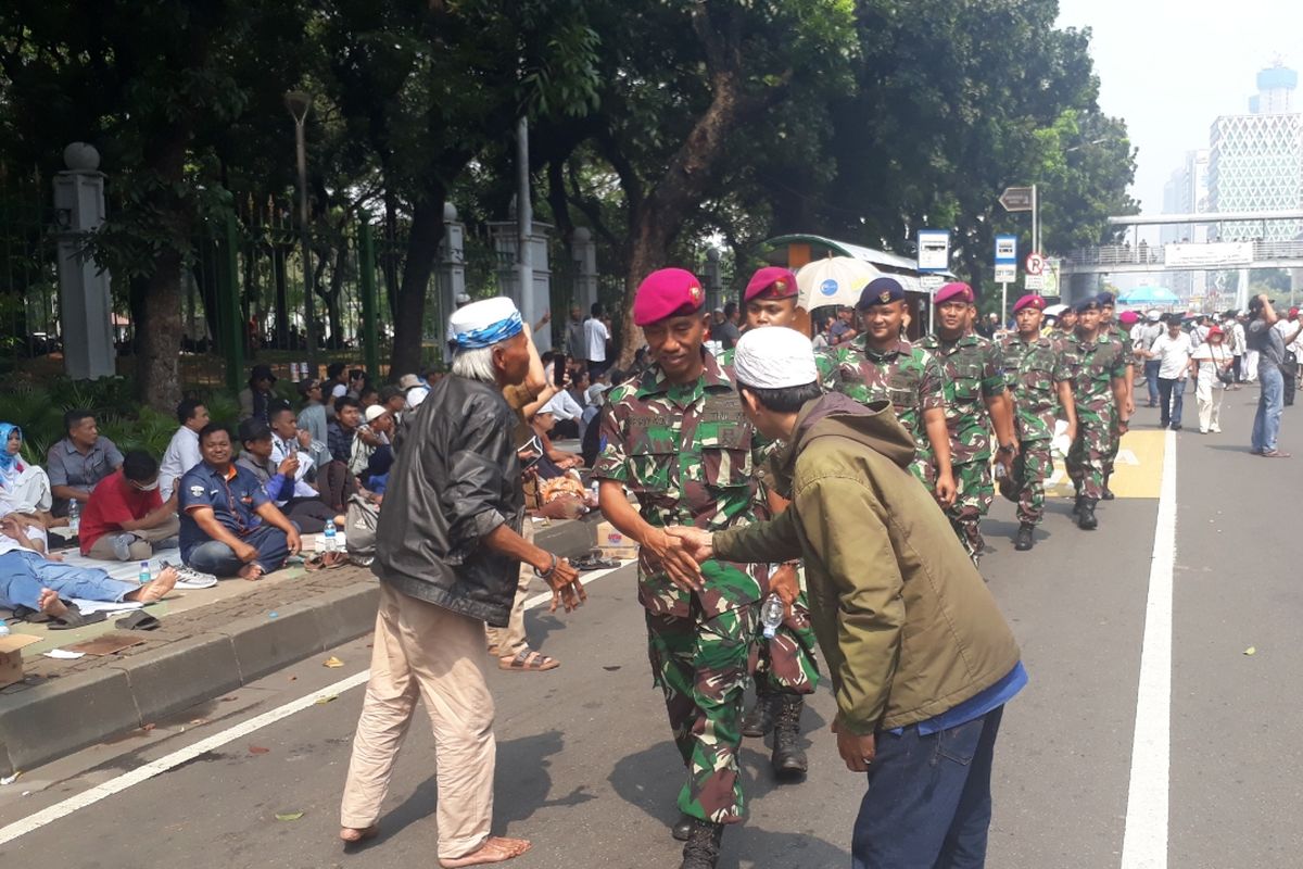 Sorak Sorai Massa Aksi MK Beri Pujian Kepada TNI di Jalan Medan Merdeka Barat, Jakarta Pusat, Kamis (27/6/2019).