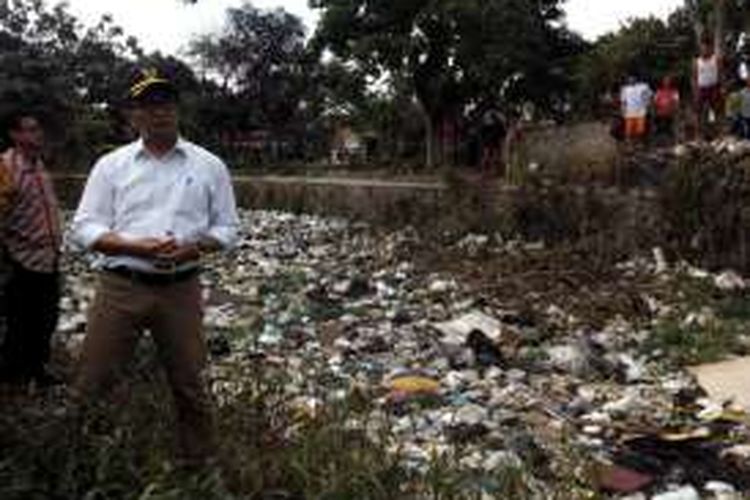 Wali Kota Bandung Ridwan Kamil saat meninjau sungai penuh sampah di Kecamatan Batununggal, Kota Bandung bebeerapa waktu lalu.