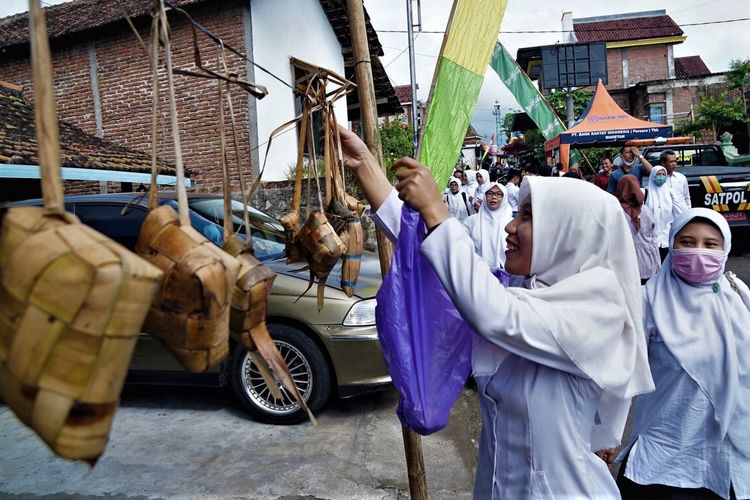 Tradisi Lebaran Ketupat di Kampung NU Desa Turi dengan menggantung ribuan ketupat di seutas tali sepanjang jalan kampung bertujuan untuk mempererat tali silaturohim antar warga yang berbeda keyakinan dan agama.