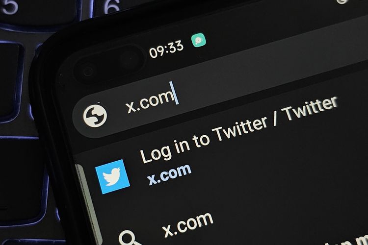 Ilustrasi URL Twitter.com berubah jadi X.com.