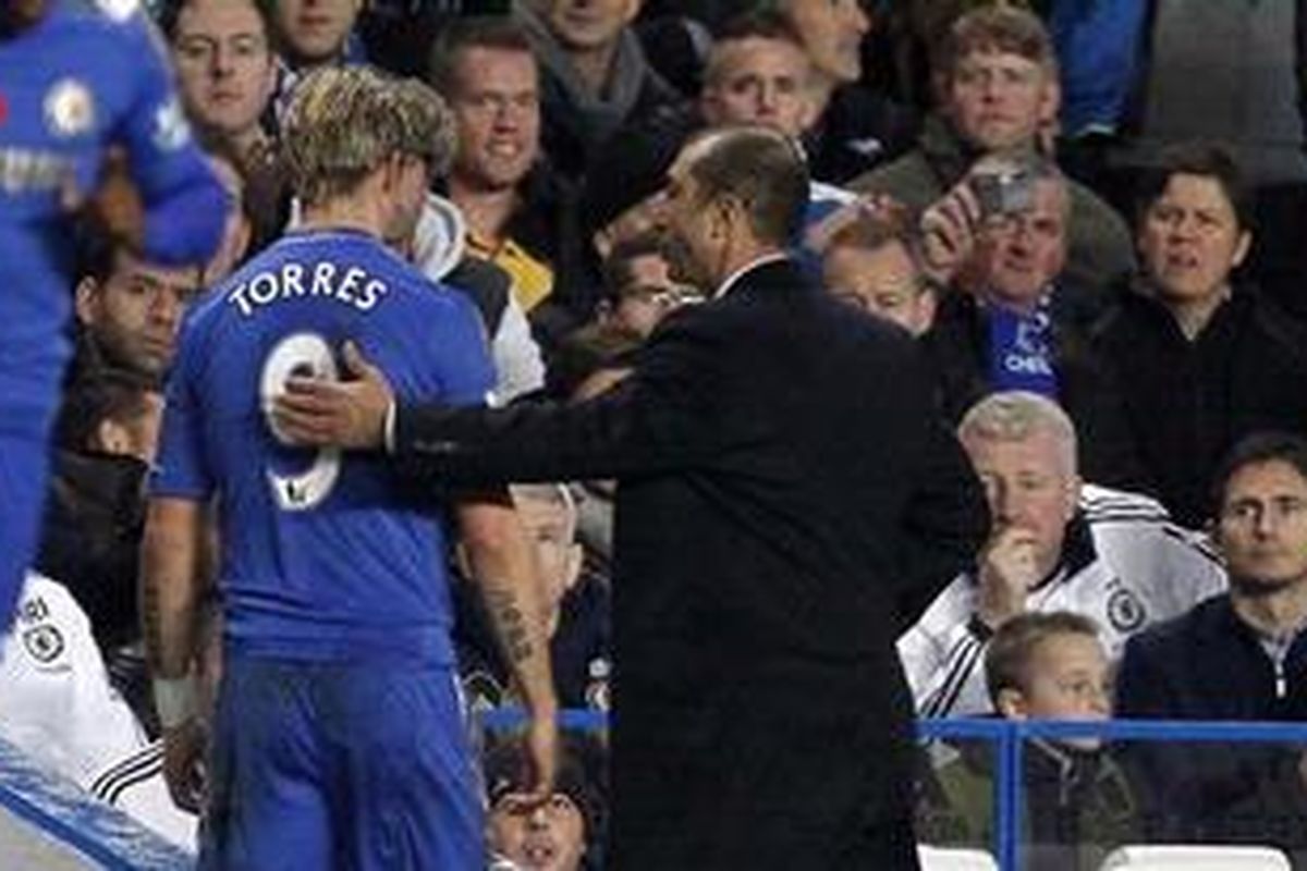 Manajer Chelsea dari Italia, Roberto Di Matteo, memberi selamat strikernya dari Spanyol, Fernando Torres (kiri), ketika digantikan dalam pertandingan melawan Liverpool di Stadion Stamford Bridge, London, Minggu (11/11/2012). Tampak di tribun penonton gelandang Frank Lampard (kanan) menyaksikan. Pertandingan pekan ke-11 Premier League itu berakhir 1-1. 