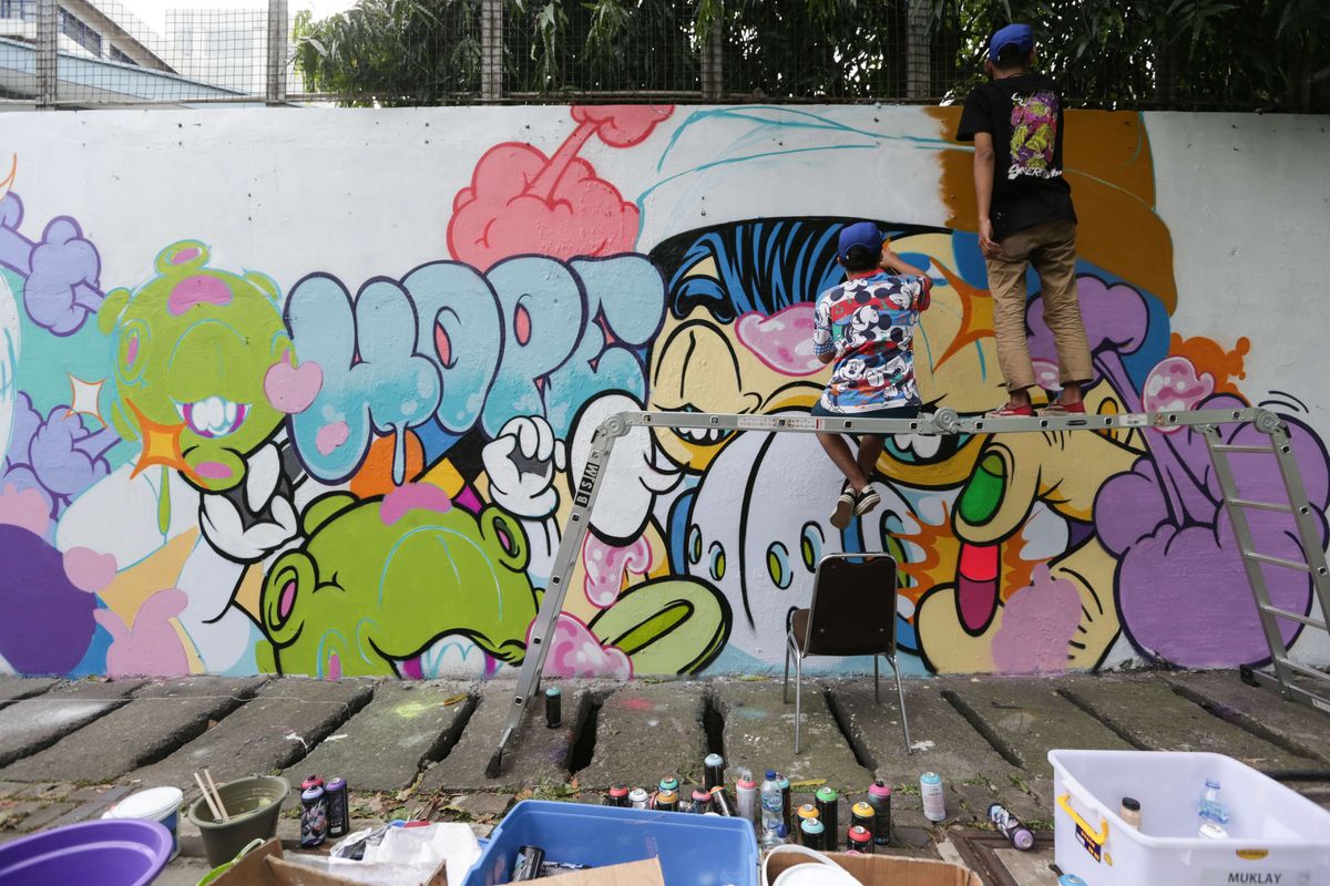 Sejumlah seniman mural jalanan menyelesaikan pembuatan mural di Palmerah Selatan, Jakarta, Rabu (24/11/2021). Acara bertema Repaint Indonesia ini hadir sebagai gerakan untuk mengajak kita semua Melukiskan Ulang Indonesia berdasarkan gagasan, perspektif, karya bahkan imajinasi kita masing-masing.