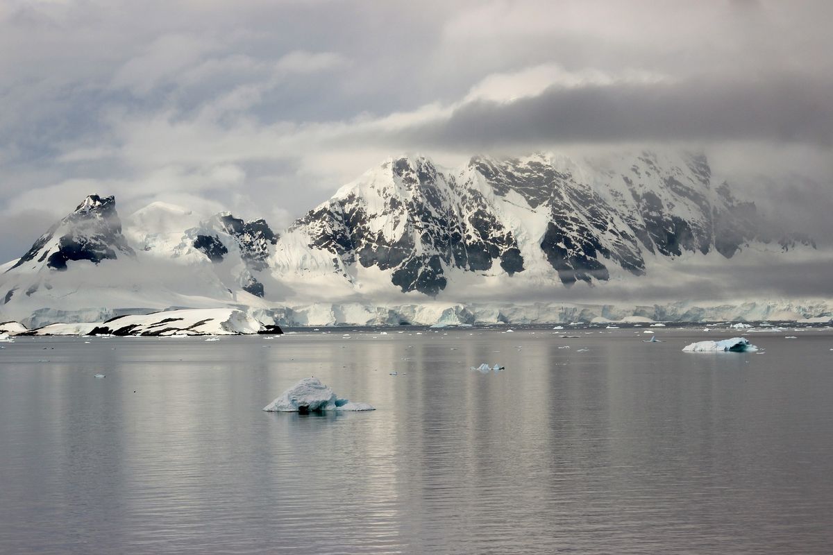 Benua Antartika adalah benua terdingin di dunia
