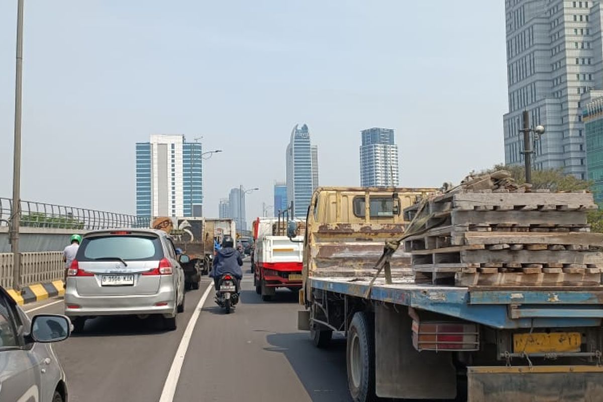 Penampakan jalur arteri di Jalan Kapten Tendean, Jakarta Selatan, Rabu (6/9/2023). Pengamatan Kompas.com, kemacetan di jalur arteri tersebut terjadi mulai dari Jalan MT Haryono hingga Kapten Tendean.