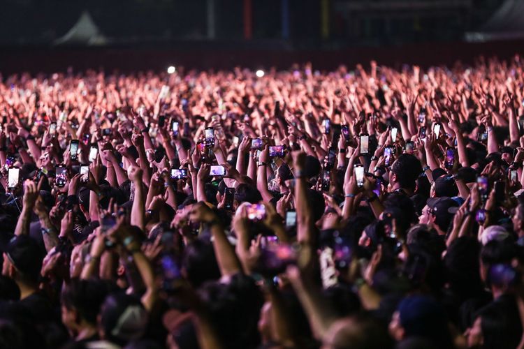 Penonton menyaksikan aksi panggung grup band metal Slipknot di Hammersonic 2023 di Pantai Carnaval Ancol, Jakarta Utara,  Minggu (19/3/2023). Disasterpiece, Wait and Bleed, dan All Out Life menjadi tiga lagu pembuka Slipknot di Hammersonic 2023.