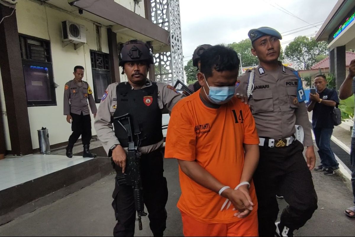 #---Polisi membawa tersangka SE kasus pembuhunan dan pemganiayaan di kamar salah satu hotel di Kabupaten Trenggalek Jawa Timur, Kamis (10/04/2025)---#