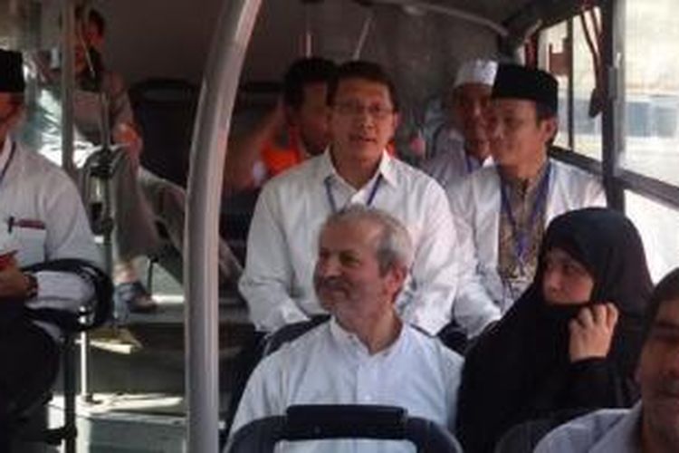 Menteri Agama RI Lukman Hakim (berkacamata dan tidak berpeci) naik bus jemaah haji tjurusan Bab Ali-Mahbas Jin, Minggu (29/9/2014).