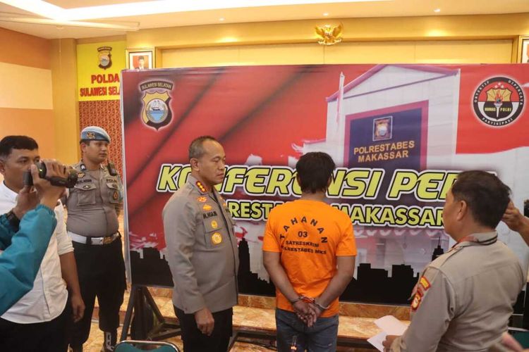 Kapolrestabes Makassar, Kombes Pol Mokhamad Ngajib saat menginterogasi HA (38) pelaku pembunuhan di Jl Nuri Makassar, di Aula Mapolrestabes Makassar, Sulsel, Kamis (31/8/2023)