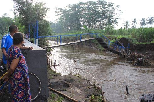 Jembatan di Dusun Biting Lumajang Ambruk Usai Diterjang Banjir, Mobilitas Warga Terganggu 
