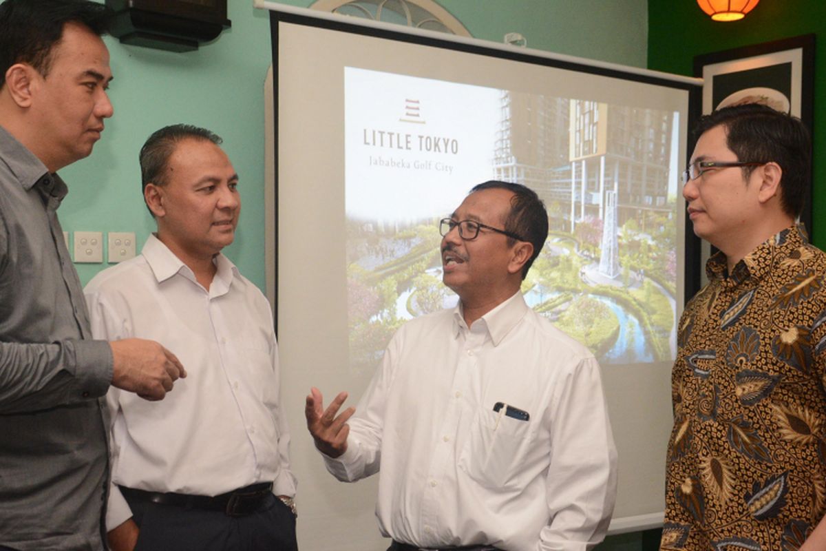 PT PP Properti Jababeka Residen mengembangkan proyek superblok Little Tokyo seluas 4,6 hektar. Tampak GM Sales & Marketing PT PP Properti Jababeka Residen Prio Purwantoro, Project Director PT PP Properti Jababeka Residen Ian Oktoviandi, Presdir PT PP Properti Jababeka Residen Harris Amim Singgih, serta GM Corporate Marketing Jababeka Residence Handoyo Lim pada buka bersama media, Selasa (22/5/2018).