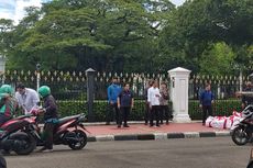 Jokowi Pantau Langsung Pembagian Sembako di Depan Istana