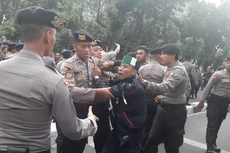 Paksa Masuk Gedung KPK, Demonstran Dibubarkan Polisi