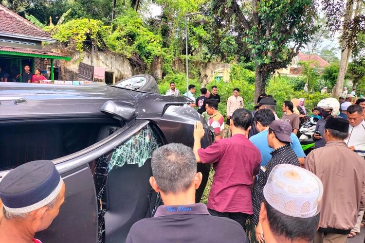 Mobil HR-V terguling pasca menabrak 2 kendaraan roda dua di kawasan Jalan Raya Balong Sumuran, Desa Sumberejo, Kecamatan Pagak, Kabupaten Malang, Rabu (26/4/2023) sekitar pukul 10.00 WIB.