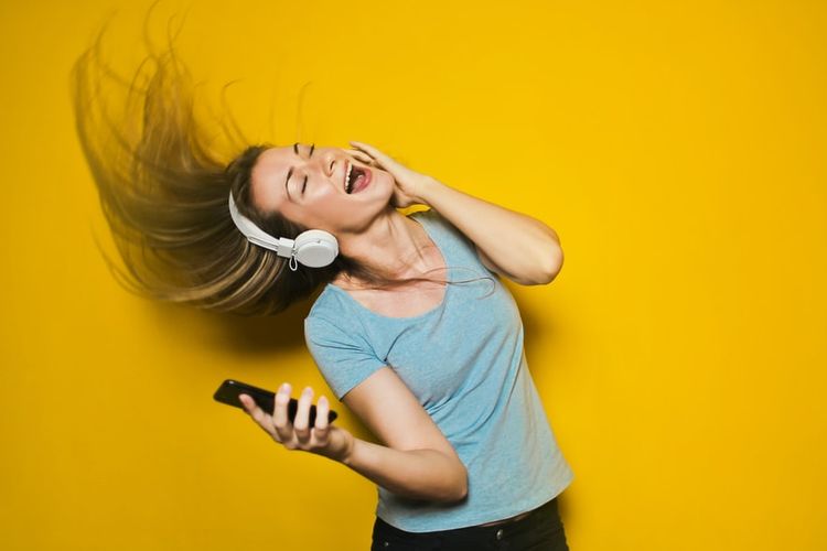 Kebiasaan mendengarkan musik keras-keras dalam waktu lama menggunakan headphone ternyata merupakan salah satu kebiasaan yang merusak otak.