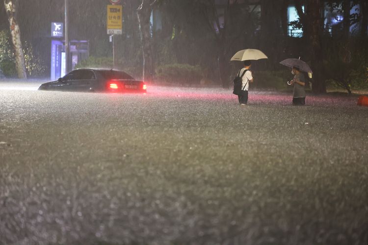 Hujan deras memicu banjir di Korea Selatan, Selasa (9/8/2022). Sejumlah wilayah seperti Gangnam, Seoul, Korea Selatan terendam banjir. 