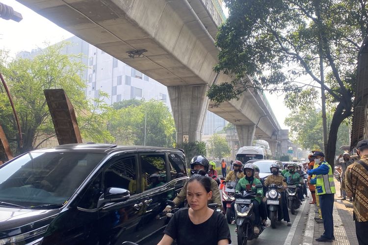Truk Tabrak JPO Akan Dievakuasi, Pengendara Diimbau Hindari Jalan Kapten Tendean Jaksel