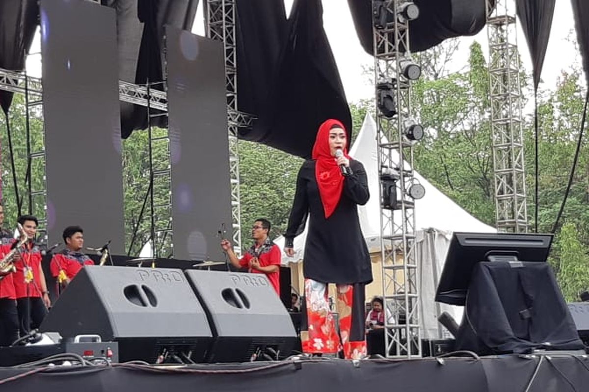 Ikke Nurhanah beraksi di Konser Musik Untuk Republik (MUR) yang digelar di Bumi Perkemahan Cibubur, Jakarta Timur pada Jumat (18/10/2018).