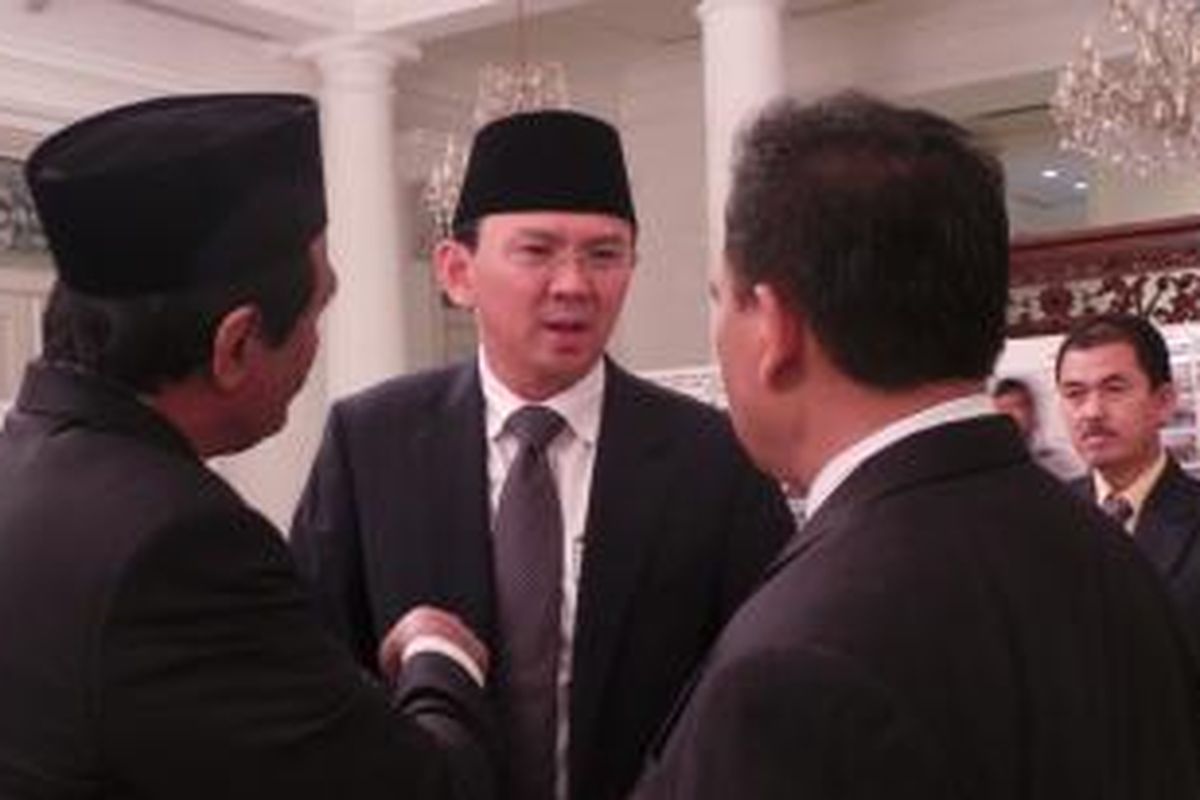 Gubernur DKI Jakarta Basuki Tjahaja Purnama saat berbincang dengan Wakil Gubernur DKI Djarot Saiful Hidayat dan Sekretaris Daerah (Sekda) Saefullah, di Balai Kota, Senin (6/7/2015). 
