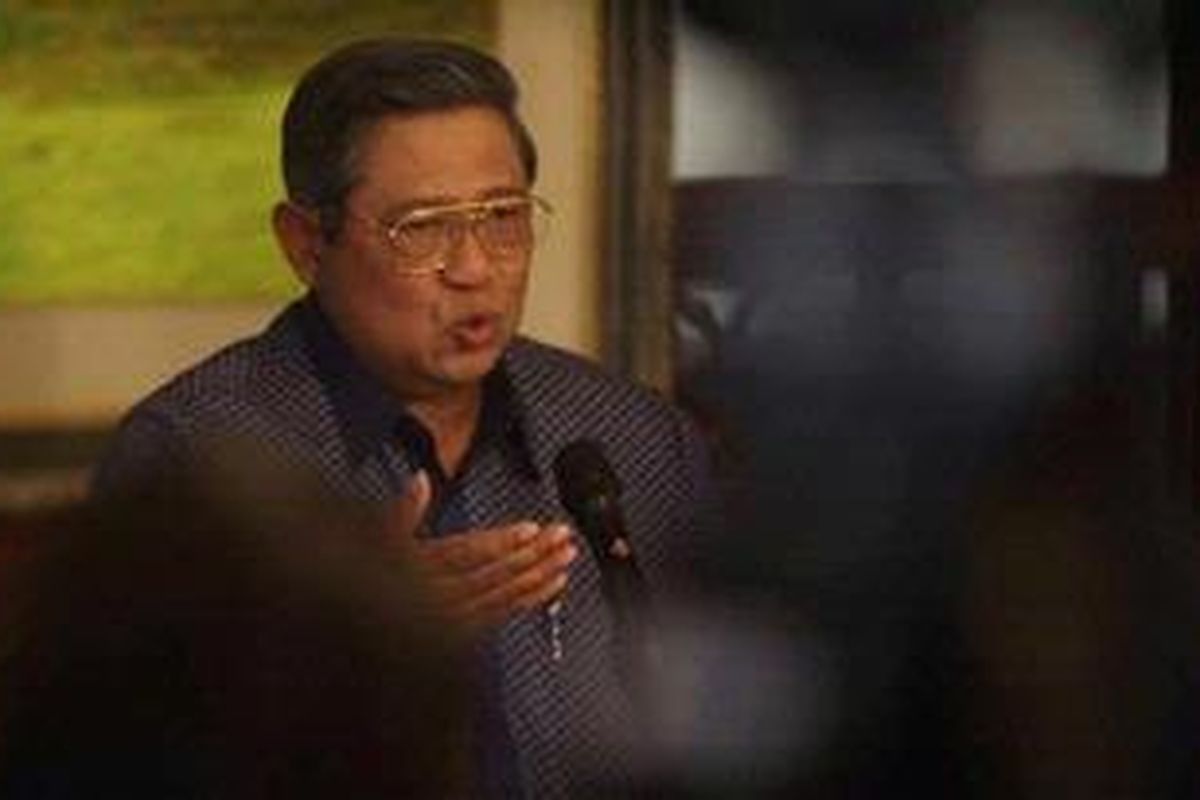 Penjelasan SBY Ketua Dewan Pembina Partai Demokrat (PD) Susilo Bambang Yudhoyono memberikan keterangan pers di kediamamnnya di Puri Cikeas, Bogor, Jawa Barat, Minggu (5/2/2012). Susilo Bambang Yudhoyono diantaranya menjelaskan tentang situasi yang dihadapi Partai Demokrat, isu pencopotan Anas Urbaningrum sebagai Ketua Umum PD dan kader partai yang terlibat perkara hukum. 