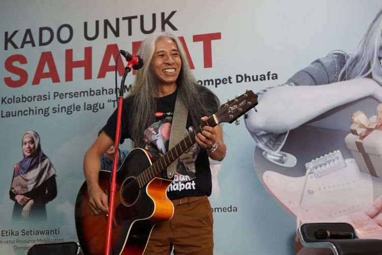Terinspirasi dari kisah nyata kepedulian kemanusiaan saat turut dalam Tebar Hewan Kurban 2022 di Lombok, Mr. Jarwo luncurkan lagu Titipan Sahabat, pekan lalu.
