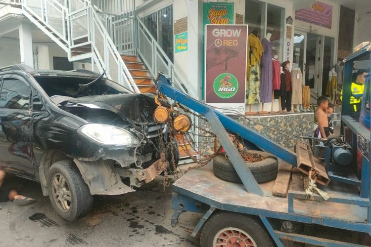 Minibus Toyota Kijang Innova dengan nomor polisi AG 1267 TC yang ugal-ugalan terjadi di Kota Batu, Jawa Timur pada Minggu (4/2/2024) sekitar pukul 10.15 WIB.