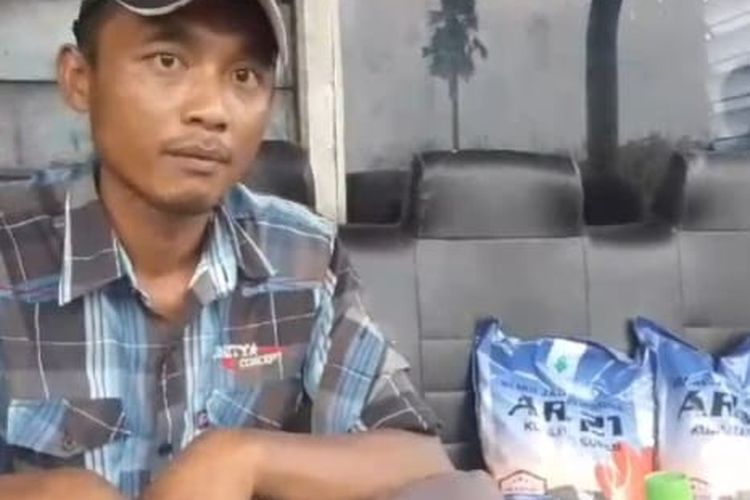Syahroni, petani di Kabupaten Situbondo yang curhat di medsos soal dugaan pungli bantuan pupuk dan bibit gratis dari Kementerian Pertanian saat ditemui di rumahnya, Minggu (8/1/2024)