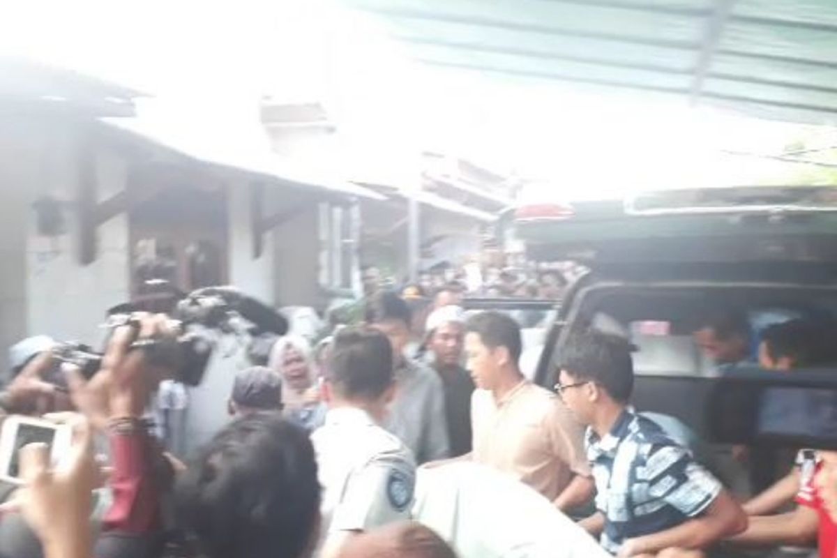 Suasana saat dua jenazah korban kecelakaan maut Tol Cipali asal Bekasi tiba di Rumah duka, Perumahan Taman Wisma Asri, Bekasi Utara, Kota Bekasi, Senin (17/6/2019).