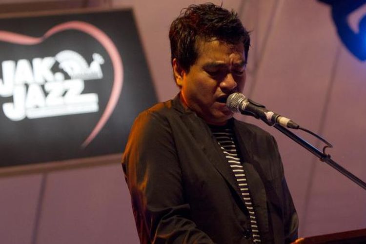 Indra Lesmana tampil di panggung JakJazz 2012 di Istora Senayan, Jakarta Selatan, Minggu (21/10/2012).