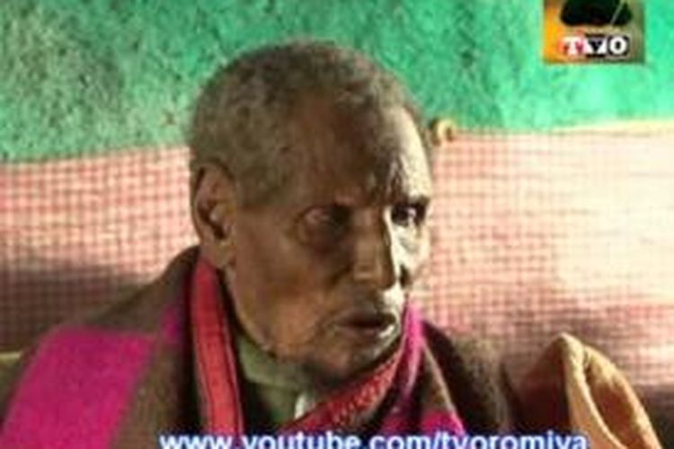 Dhaqabo Ebba, petani yang mengaku berusia 160 tahun dalam wawancara dengan stasiun televisi lokal Oromiya TV.