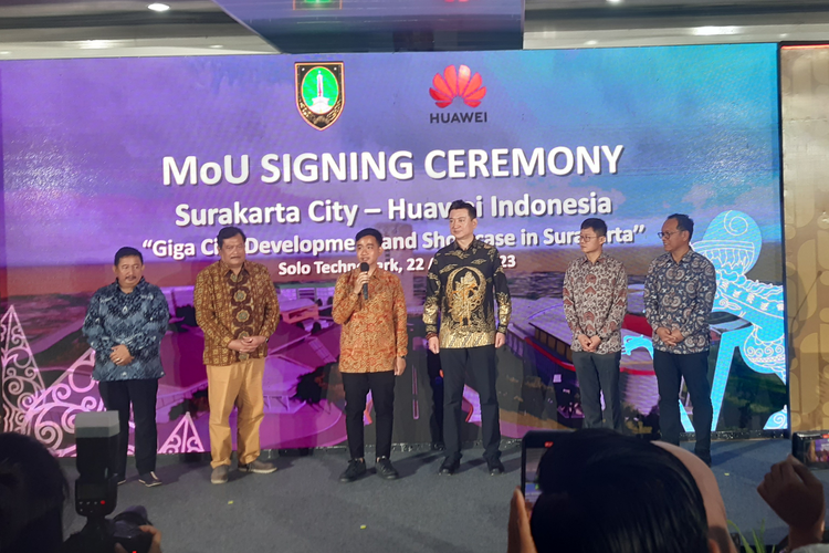 Penandatangan kesepakatan bersama atau MoU antara PT Huawei Tech Investment dengan Pemkot Solo di Solo Technopark (STP), Selasa (22/8/2023). MoU dihadiri CEO of Huawei Indonesia Guo Hailong, Wali Kota Solo, Gibran Rakabuming Raka dan Pemimpin BLUD KST Solo Technopark, Yudit Cahyantoro.