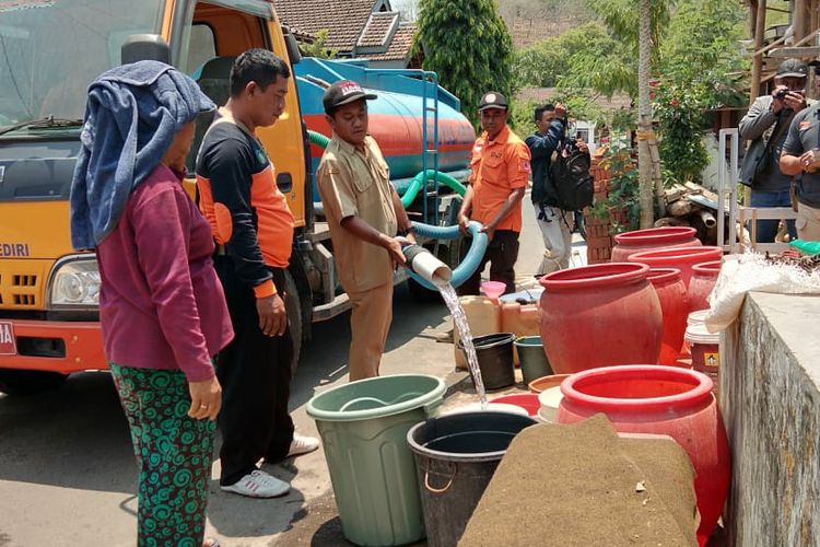 Pendistribusian air bersih di Desa Kalipang, Kecamatan Grogol, Kabupaten Kediri, Jawa Timur oleh BPBD.