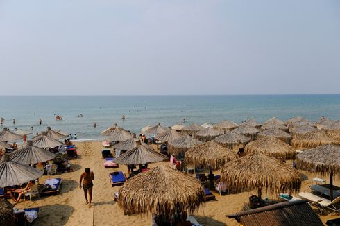 Yunani Terapkan Aturan Baru untuk Turis yang Berjemur di Pantai