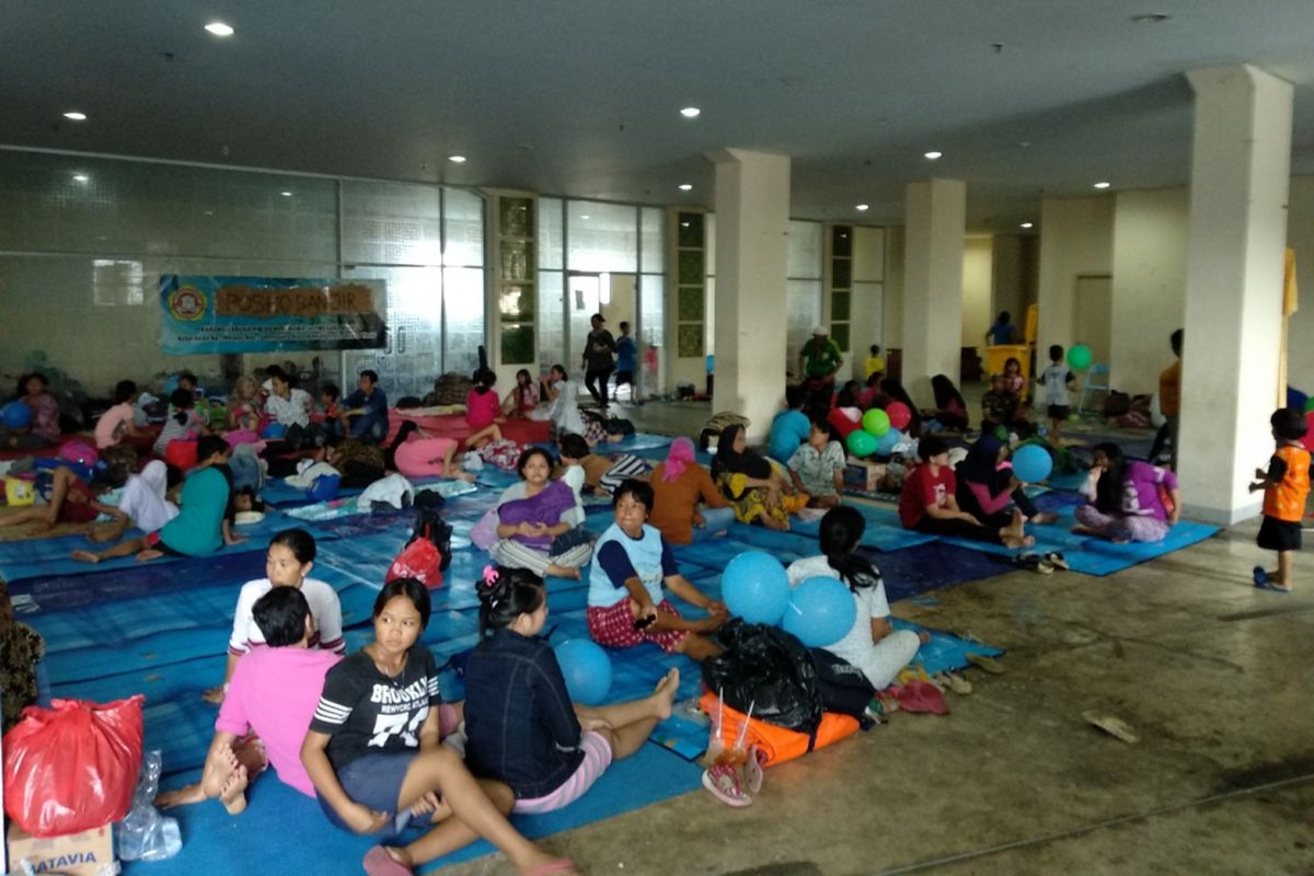 Warga Kampung Pulo mengungsi ke Rusun Jatinegara Barat Selasa (6/2/2018) setelah rumah mereka terendam banjir