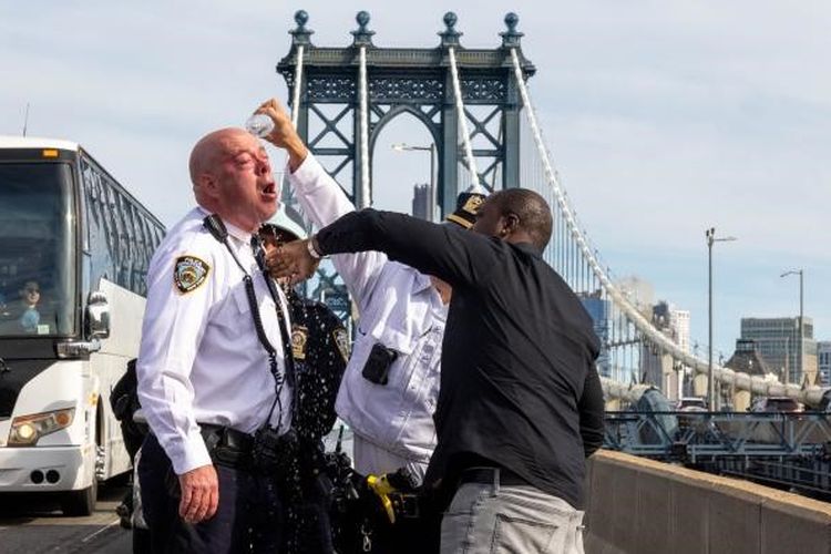 Asisten Kepala NYPD James McCarthy secara tidak sengaja menyemprotkan merica ke wajahnya saat protes pro-Palestina pada Sabtu (11/5/2024).