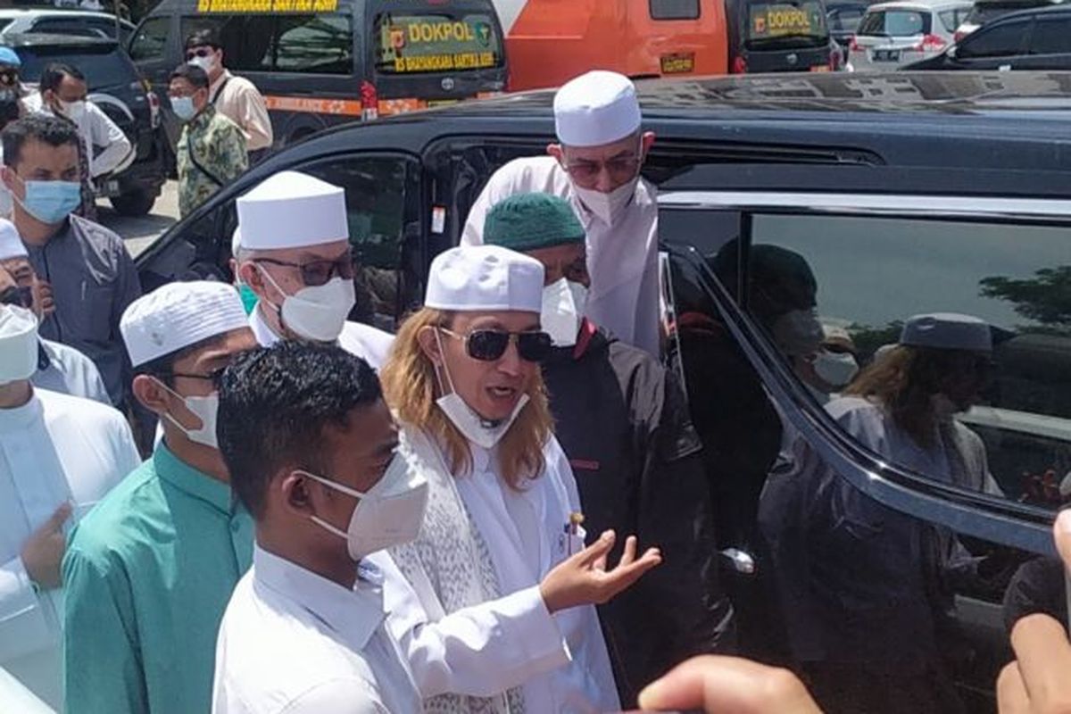 Bahar bin Smith saat mendatangi Mapolda Jawa Barat pada Senin (3/1/2022). 