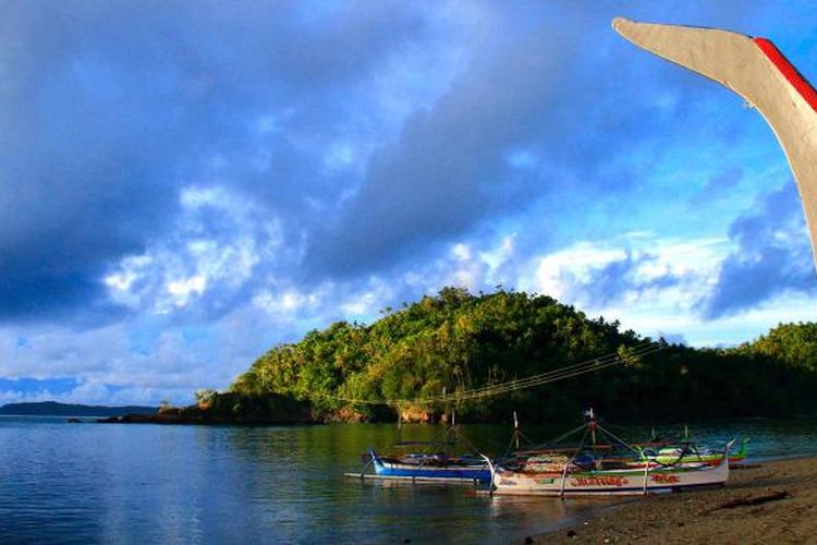 Perahu bercadik khas daerah Nusa Utara terparkir di salah satu pantai yang indah di Kabupaten Kepulauan Sangihe, Sulawesi Utara.