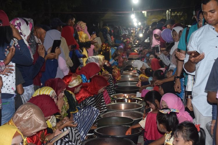 Tradisi kamomose atau tradisi mencari jodoh yang dilakukan masyarakat Kecamatan Lakudo, Kabupaten Buton Tengah, Sulawesi Tenggara. 